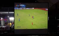 Tại sao máy chiếu xem bóng đá quán cà phê chuộng hơn tivi?